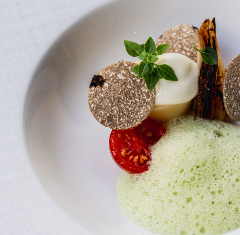 Tomate mozzarella revisitée, avec une émulsion au basilic, tomate cerise et truffe fraise