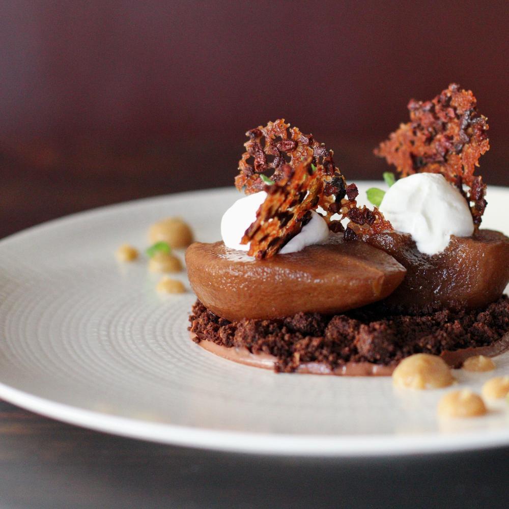 Dessert chocolat et noisettes sur assiette blanche
