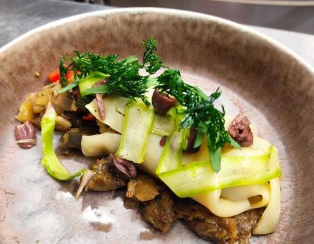 Plat avec légumes et herbes fraîches.