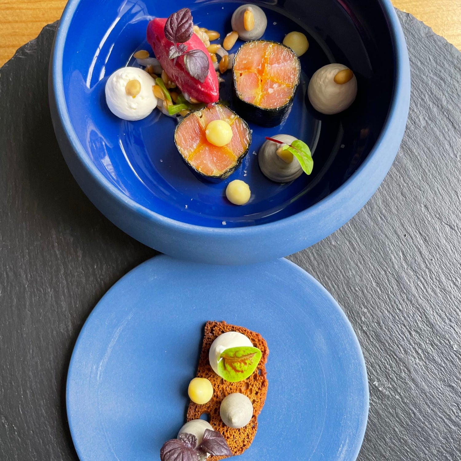 Assiette gastronomique avec saumon et garnitures colorées.