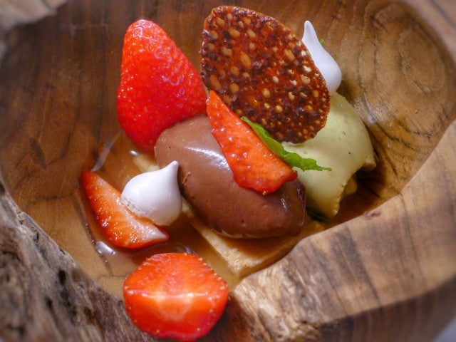 Dessert chocolaté, fraise et tuile d'amande