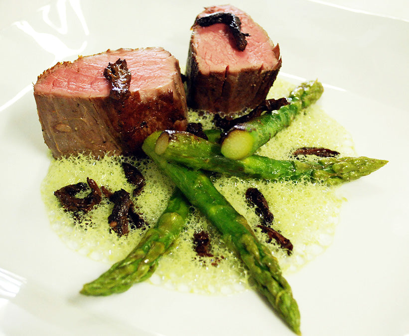 Rossini de bœuf rosé, asperge et émulsion