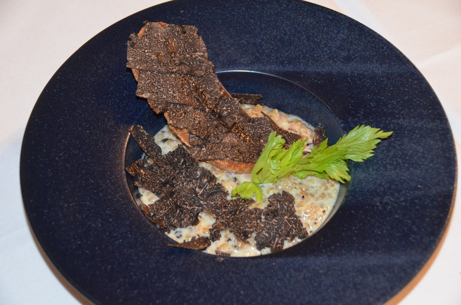 Plat avec des truffes noires sur du risotto