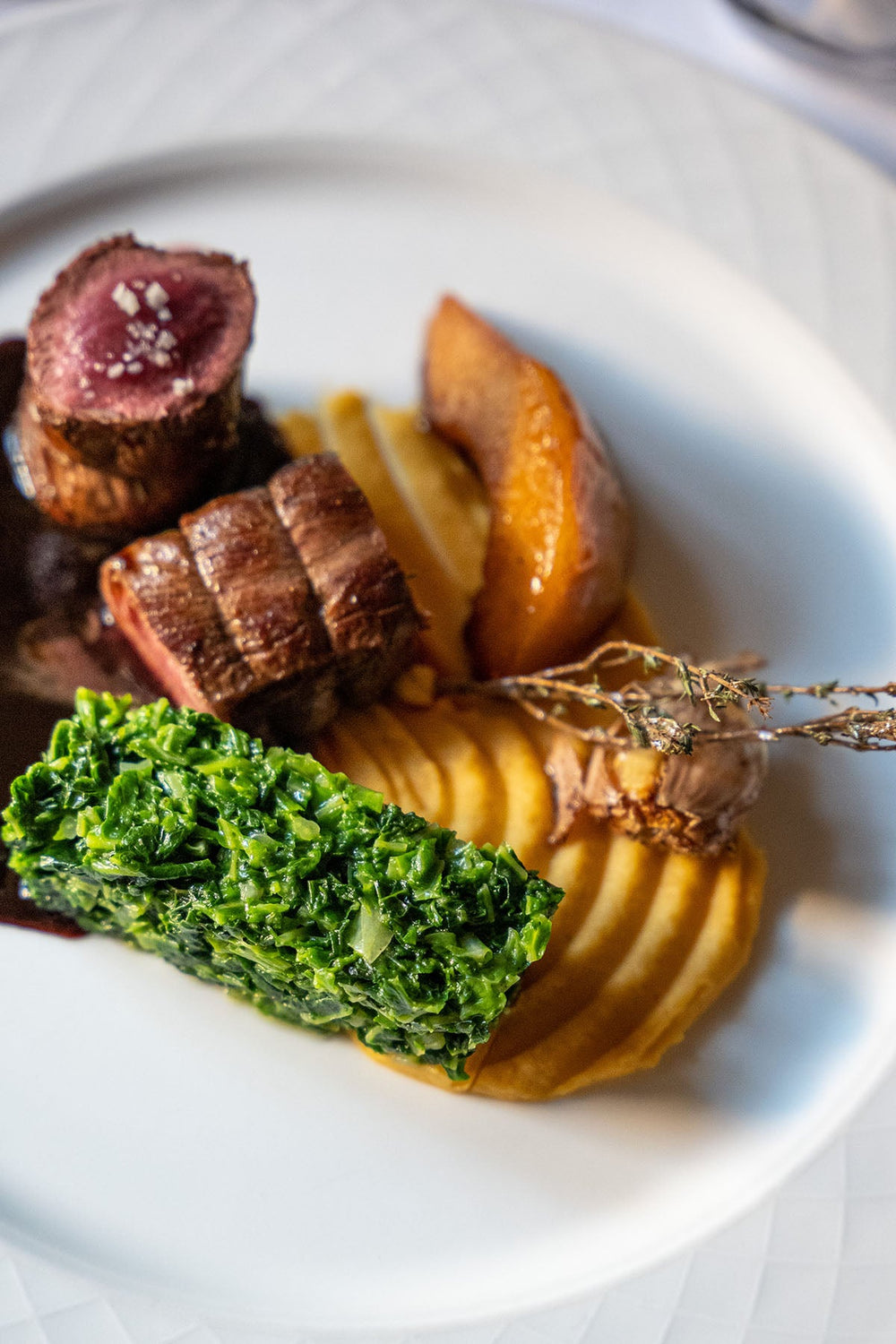Plat de viande avec des légumes et des herbes