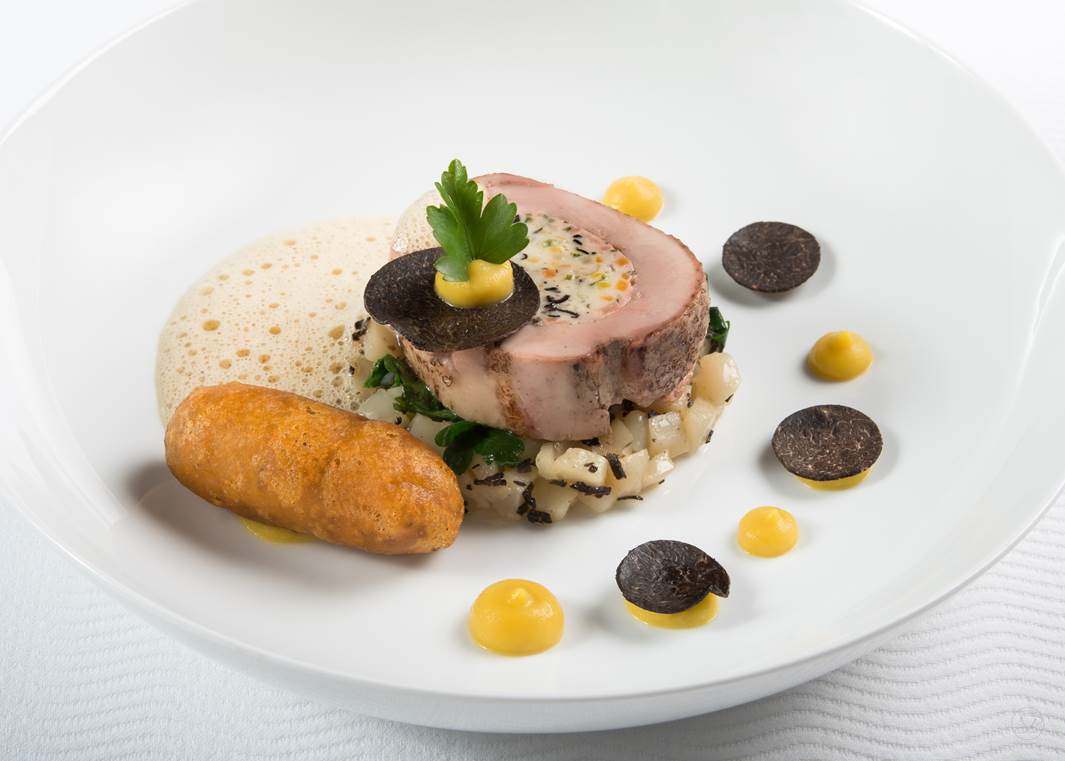 Plat gastronomique avec roulé de viande farci, truffes, purée, mousse légère et accompagnements artistiques.