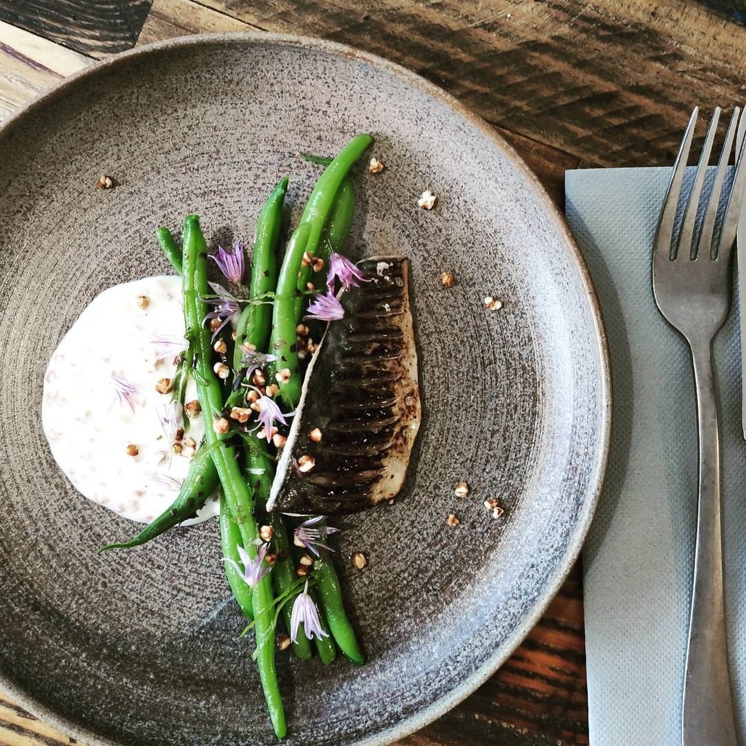 Plat élégant avec poisson grillé et haricots verts