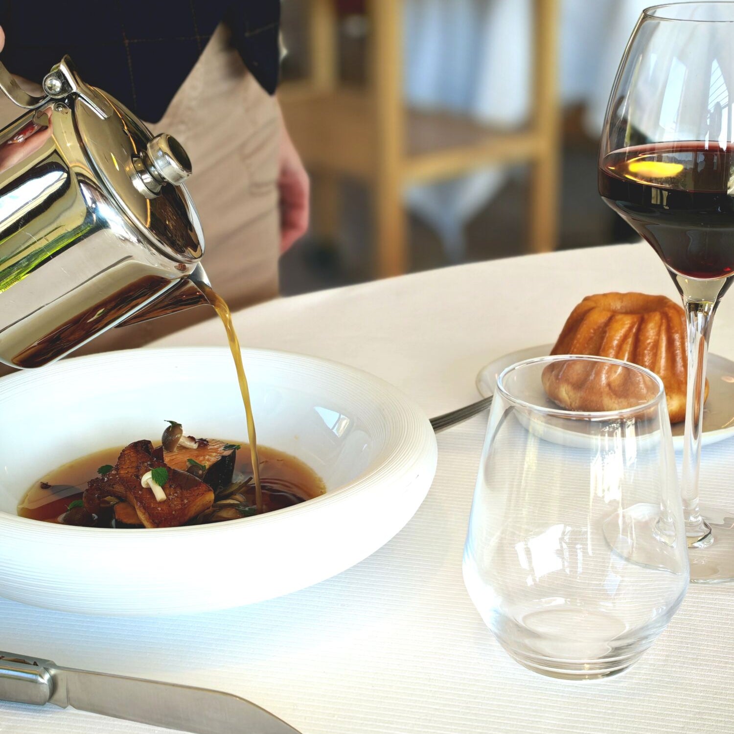 Service de soupe dans un restaurant élégant.