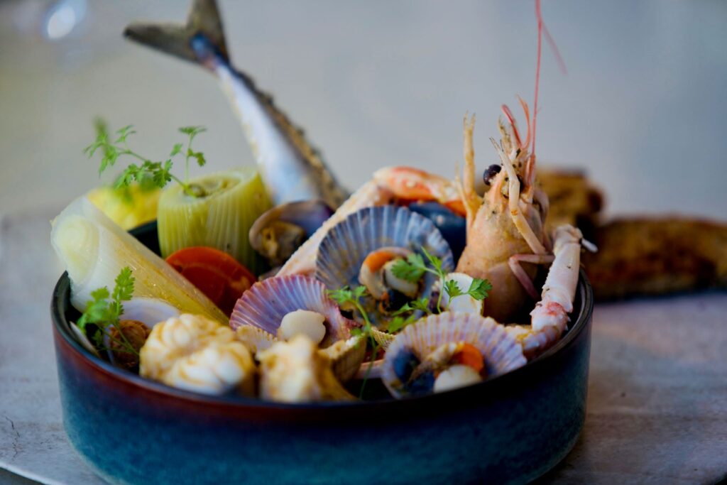 Assiette de fruits de mer avec langoustine, coquilles Saint-Jacques et légumes